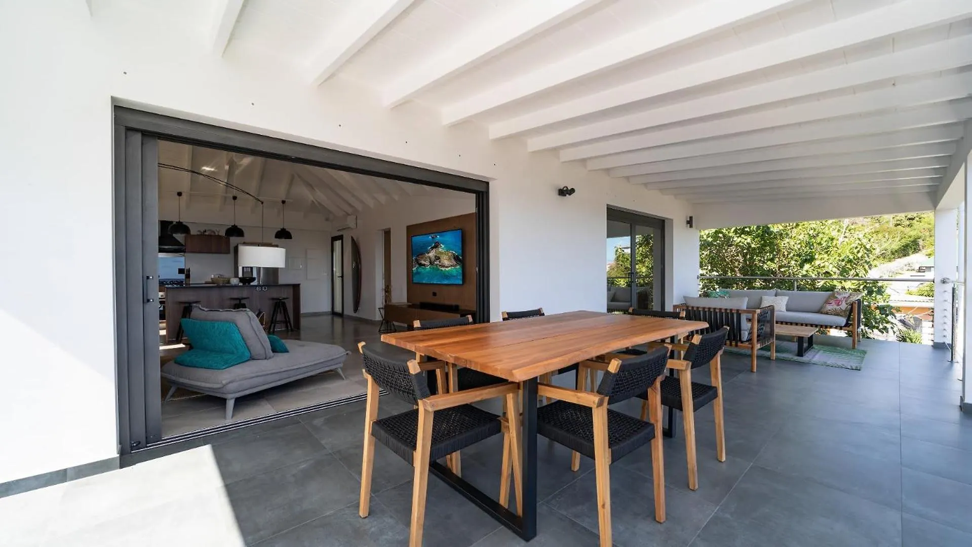 Ocean-Inspired Contemporary Villa غوستافي