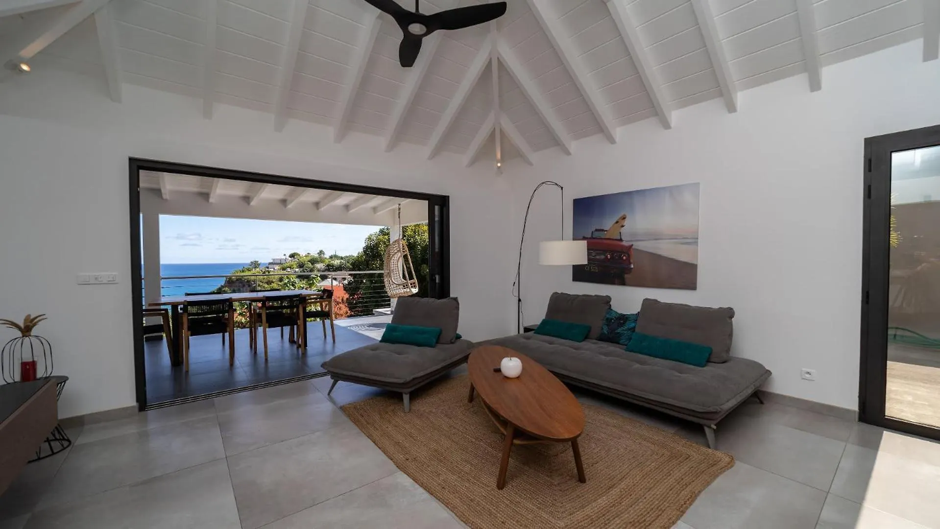 Ocean-Inspired Contemporary Villa غوستافي