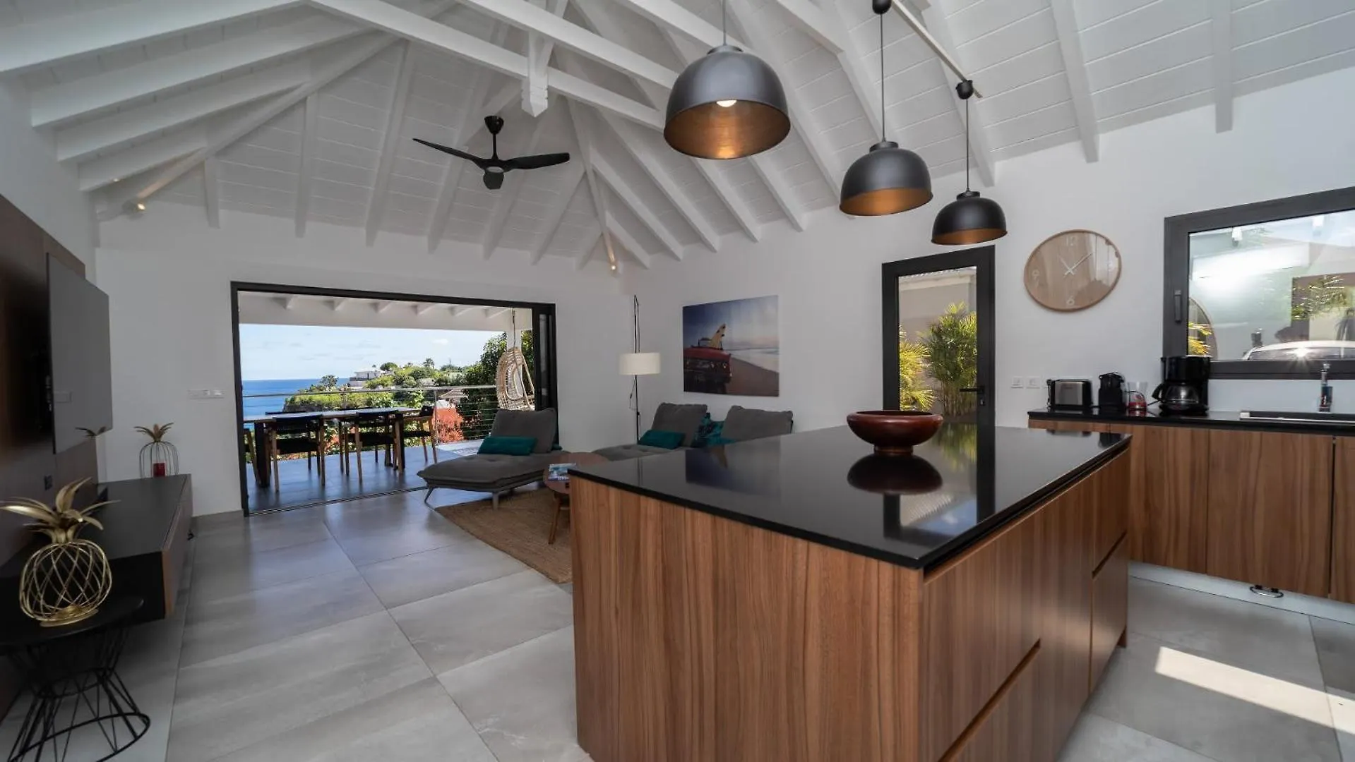 Ocean-Inspired Contemporary Villa غوستافي