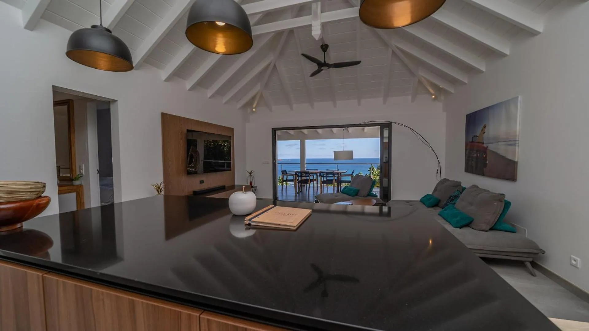 Ocean-Inspired Contemporary Villa غوستافي