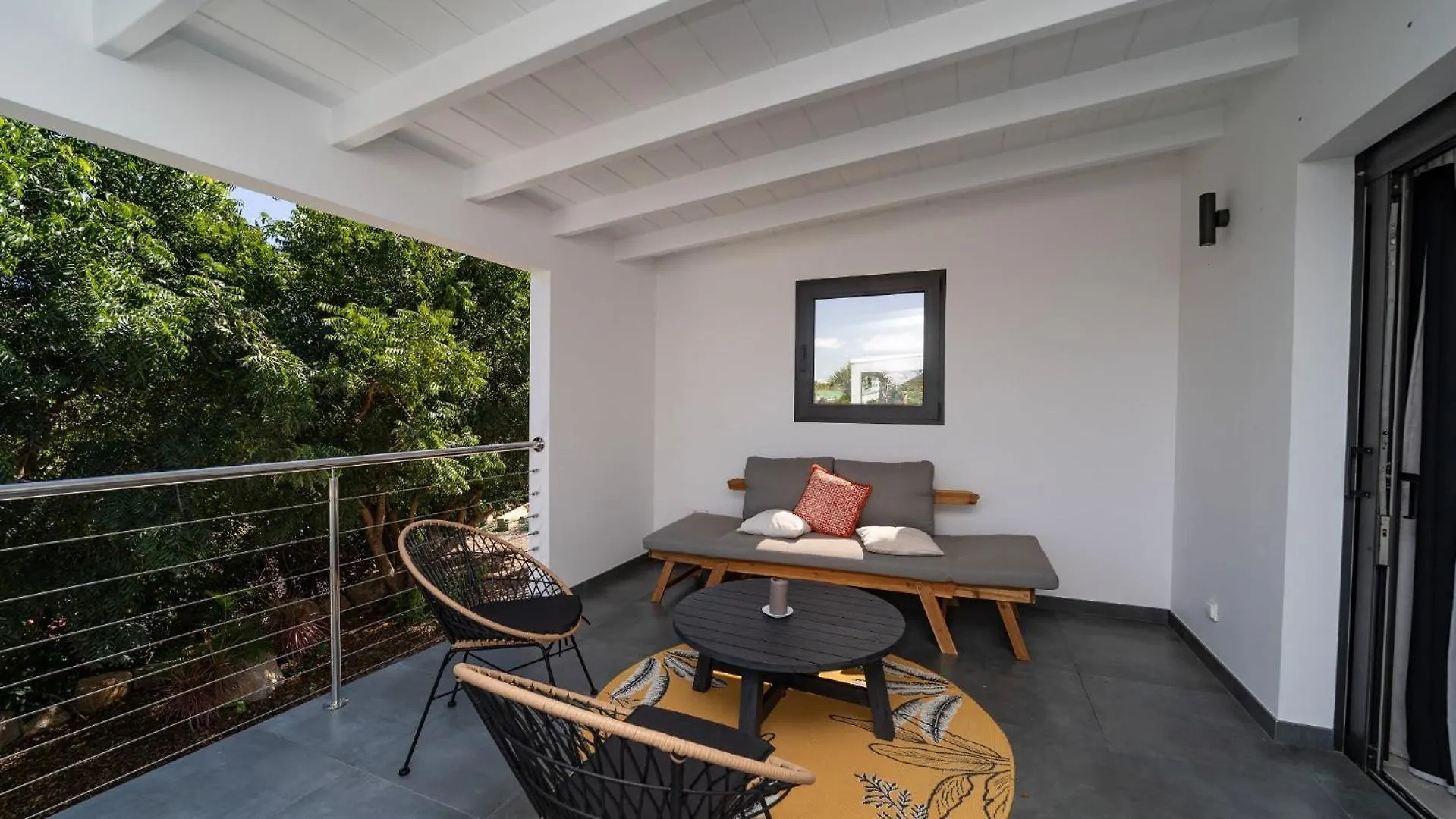 Ocean-Inspired Contemporary Villa غوستافي
