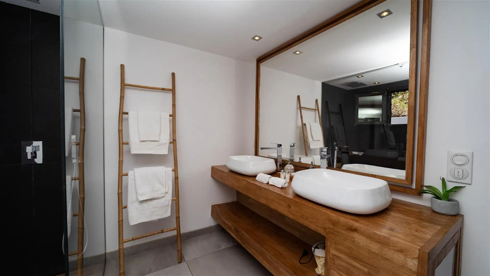 Ocean-Inspired Contemporary Villa Gustavia